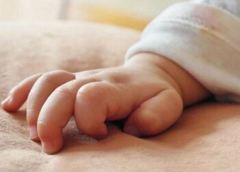 Θάνατος 15μηνών βρέφους: «Ήρθε ένας γιατρός και μας είπε “δυστυχώς δεν τα καταφέραμε”» (video)