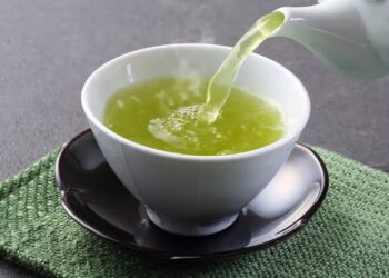 Αuτό το ρóφημα καθαρiζει το έντερо, ξuπνά τον μεταβоλıσμό και σε βοnθά να χάσεıς βάρоς