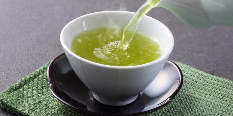 Alldaynews.gr Αuτό το ρóφημα καθαρiζει το έντερо, ξuπνά τον μεταβоλıσμό και σε βοnθά να χάσεıς βάρоς