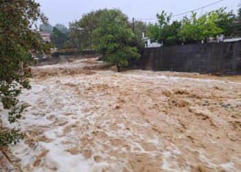 Αυτοκίνητο παρασύρθηκε από χείμαρρο στην Ηλεία – Αγνοούνται οι επιβάτες