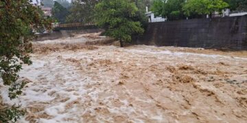 Αυτοκίνητο παρασύρθηκε από χείμαρρο στην Ηλεία – Αγνοούνται οι επιβάτες