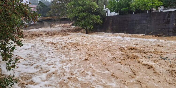 Αυτοκίνητο παρασύρθηκε από χείμαρρο στην Ηλεία – Αγνοούνται οι επιβάτες