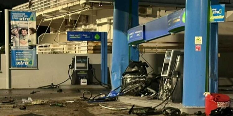 Alldaynews.gr Βομβαρδισμένο τοπίο βενζινάδικο στη Βούλα – «Ισοπεδώθηκε» από τζιπ