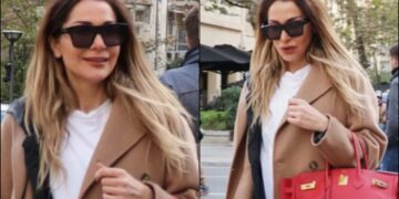 Κόστισε 4 μισθούς: Η Δέσποινα Βανδή εμφανίστηκε έτσι στο κέντρο της Αθήνας και έγινε «θέαμα» με την εκκεντρική εμφάνισή της