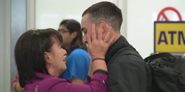 Alldaynews.gr Δάκρυα χαράς στο Ελ. Βενιζέλος: Η στιγμή που ο 20χρονος ναυτικός του St. Nicolas ξανασμίγει με την οικογένειά του (φωτο, video)