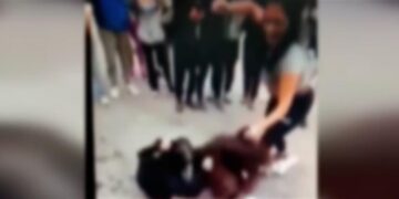 Alldaynews.gr Ανήλικες χτύπησαν μαθήτρια στο ΕΠΑΛ Αγίων Αναργύρων: Μία τρίτη βιντεοσκοπούσε με κινητό (video)