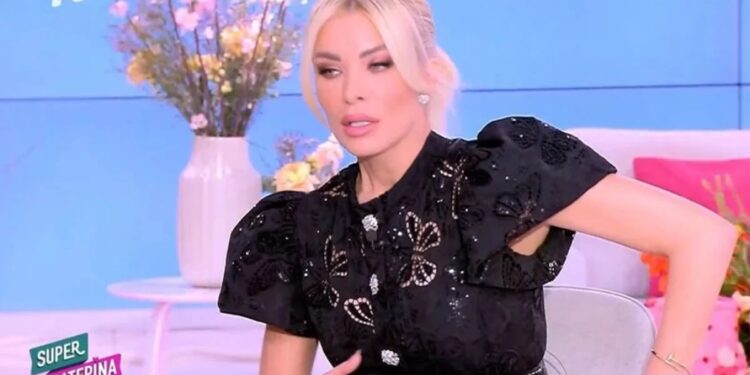 Alldaynews.gr Η έντονη αδιαθεσία της Κατερίνας Καινούργιου στον αέρα – Αποχώρησε από την εκπομπή: «πάω μέχρι το νοσοκομείο»