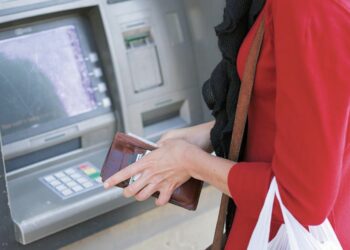Λαρισαία βρήκε… μαγκωμένα χρήματα σε ΑΤΜ στο κέντρο της Λάρισας – Η κίνησή της και ο καταιγισμός μηνυμάτων