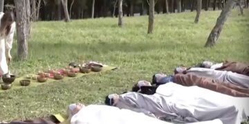 Alldaynews.gr Νέα μόδα στη Λάρισα: Ξαπλώνουν κατάχαμα στο γρασίδι και χαλαρώνουν με μπολ που… τραγουδούν (video)