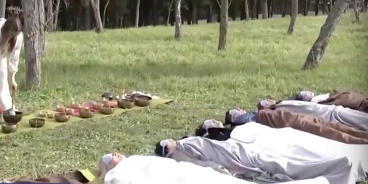 Alldaynews.gr Νέα μόδα στη Λάρισα: Ξαπλώνουν κατάχαμα στο γρασίδι και χαλαρώνουν με μπολ που… τραγουδούν (video)