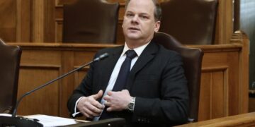 «Βόμβα» ανακριτή «αδειάζει» Καραμανλή: «Αν είχε ολοκληρωθεί η Σύμβαση 717, δε θα είχαμε τα Τέμπη»