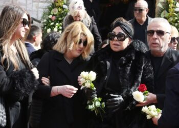 «Κάγκελο» η Άντζελα Δημητρίου: Εκτός εαυτού η Όλγα Κιουρτσάκη, έφυγε ουρλιάζοντας από το μνημόσυνο της γιαγιάς της (video)