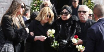 Alldaynews.gr «Κάγκελο» η Άντζελα Δημητρίου: Εκτός εαυτού η Όλγα Κιουρτσάκη, έφυγε ουρλιάζοντας από το μνημόσυνο της γιαγιάς της (video)