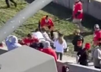 Η στιγμή που κόσμος πιάνει ύποπτο για τους πυροβολισμούς στο Κάνσας – Μία νεκρή, πολλοί οι σοβαρά τραυματίες (video)