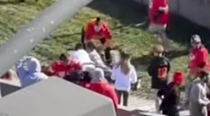 Η στιγμή που κόσμος πιάνει ύποπτο για τους πυροβολισμούς στο Κάνσας – Μία νεκρή, πολλοί οι σοβαρά τραυματίες (video)