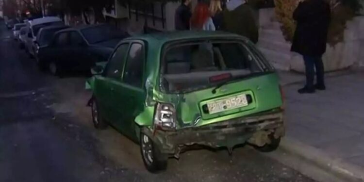 Θεσσαλονίκη: Λεωφορείο του ΟΑΣΘ πήρε «παραμάζωμα» παρκαρισμένα αυτοκίνητα – «Σαν να έπεσε βόμβα», εικόνες που σοκάρουν