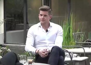 Έγιναν γνωστά τα ευχάριστα – Ο Τάιλερ Μακμπέθ το ξεφούρνισε: Θα παντρευτούμε με τον Στέφανο Κασσελάκη στην Ελλάδα το καλοκαίρι (video)