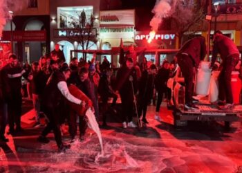 «Σκληραίνουν» τη στάση τους οι αγρότες: Μπήκαν με τα τρακτέρ στο κέντρο Λάρισας και Καρδίτσας – Έχυσαν γάλατα και διανυκτερεύουν εκεί (video)