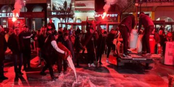 Alldaynews.gr «Σκληραίνουν» τη στάση τους οι αγρότες: Μπήκαν με τα τρακτέρ στο κέντρο Λάρισας και Καρδίτσας – Έχυσαν γάλατα και διανυκτερεύουν εκεί (video)