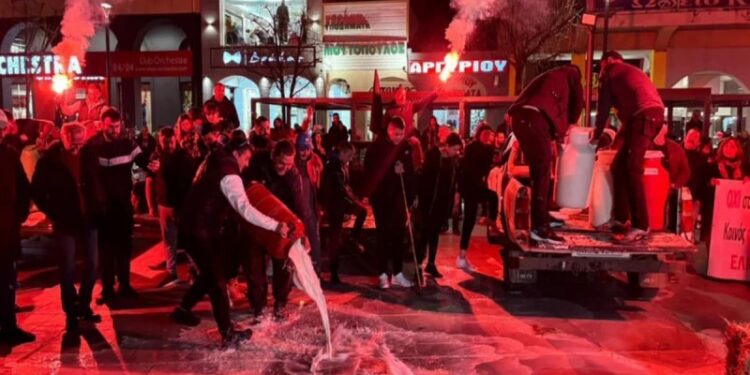 Alldaynews.gr «Σκληραίνουν» τη στάση τους οι αγρότες: Μπήκαν με τα τρακτέρ στο κέντρο Λάρισας και Καρδίτσας – Έχυσαν γάλατα και διανυκτερεύουν εκεί (video)