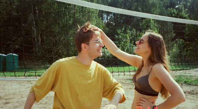 Alldaynews.gr 23χρονος αφού πήρε πτυχίο με τη βοήθεια του ChatGPT, το έβαλε να μιλάει στο Tinder για να βρει κοπέλα – Βγήκε με αρκετές και παντρεύεται μία από αυτές!