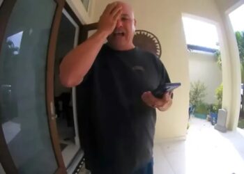 Συγκλονιστικό βίντεο από θυροτηλέφωνο δείχνει πατέρα να ομολογεί με λυγμούς στη γυναίκα του ότι σkότωσε τον γιο τους