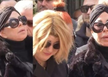 Χίλια κομμάτια η Άντζελα Δημητρίου: «Μανούλα μου» – Σπαραγμός στην κηδεία της μητέρας της (video)