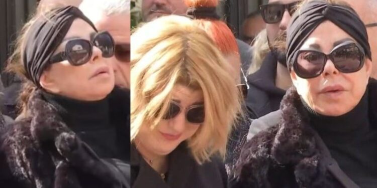 Alldaynews.gr Χίλια κομμάτια η Άντζελα Δημητρίου: «Μανούλα μου» – Σπαραγμός στην κηδεία της μητέρας της (video)