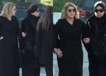 Μονιασμένες ξανά Άντζελα Δημητρίου & Όλγα Κιουρτσάκη: Χέρι χέρι στην κηδεία της μητέρας της τραγουδίστριας – Απών ο Φώτης Λώσης (video)