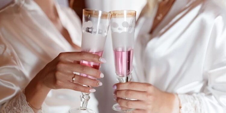 Alldaynews.gr Νύφη μέθυσε και φίλησε παθιασμένα την κουμπάρα στο γάμο της – Διαζύγιο ζητά ο γαμπρός: «Το θεωρώ απιστία, δεν μπορώ να το συγχωρήσω»