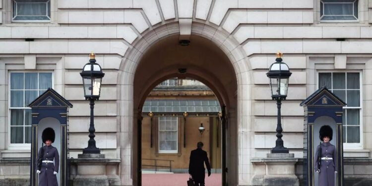 Alldaynews.gr Νέο χτύπημα για τη βασιλική οικογένεια της Βρετανίας: Νεκpός στα 45 του ο Τόμας Κίνγκστον (φωτο, video)