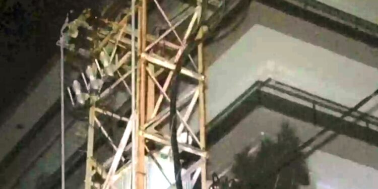 Alldaynews.gr Άνδρας βρέθηκε νεκρός πάνω σε στύλο της ΔΕΔΔΗΕ στο Παλαιό Φάληρο