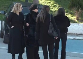 Μονιασμένες ξανά Άντζελα Δημητρίου & Όλγα Κιουρτσάκη: Χέρι χέρι στην κηδεία της μητέρας της τραγουδίστριας – Απών ο Φώτης Λώσης (video)