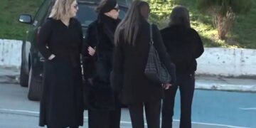 Alldaynews.gr Μονιασμένες ξανά Άντζελα Δημητρίου & Όλγα Κιουρτσάκη: Χέρι χέρι στην κηδεία της μητέρας της τραγουδίστριας – Απών ο Φώτης Λώσης (video)