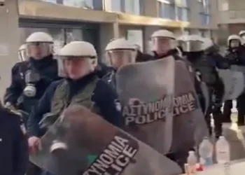 Alldaynews.gr Επέμβαση της Αστυνομίας στο υπό κατάληψη Δημοκρίτειο Πανεπιστήμιο της Θράκης – Μάχες σώμα με σώμα και προσαγωγές
