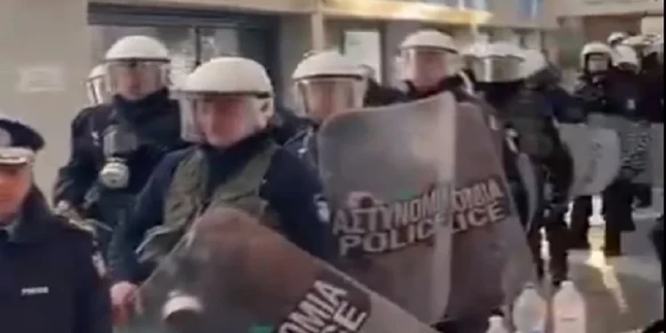 Alldaynews.gr Επέμβαση της Αστυνομίας στο υπό κατάληψη Δημοκρίτειο Πανεπιστήμιο της Θράκης – Μάχες σώμα με σώμα και προσαγωγές