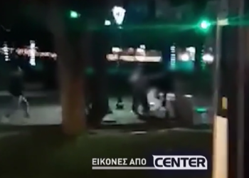 Σοκαριστικό βίντεο με τον άγριο ξυλοδαρμό 17χρονου από ομάδα νεαρών: «Θα τον σκοτώσουν» (video)