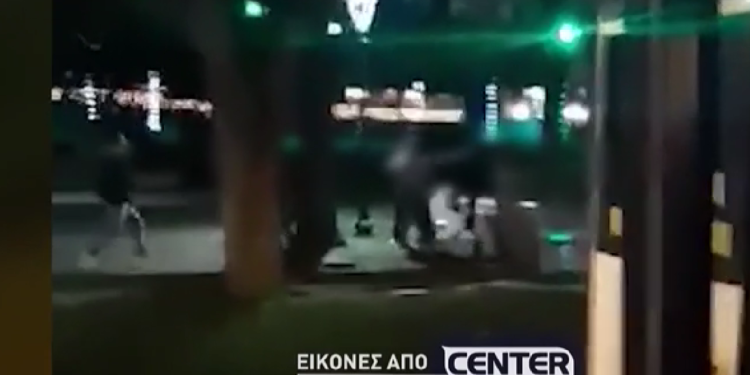 Σοκαριστικό βίντεο με τον άγριο ξυλοδαρμό 17χρονου από ομάδα νεαρών: «Θα τον σκοτώσουν» (video)