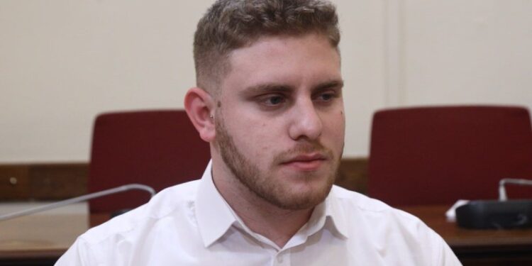 Ντροπή στην εξεταστική για τα Τέμπη: Έφεραν σε αμηχανία τον ήρωα φοιτητή – «Kαιγόμουν από τις λαμαρίνες, μου ευχήθηκαν μέχρι και θάνατο» (video)