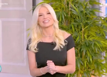 Alldaynews.gr Ντυμένη στα μαύρα στα γενέθλιά της η Φαίη Σκορδά – Η έκπληξη στο καμαρίνι