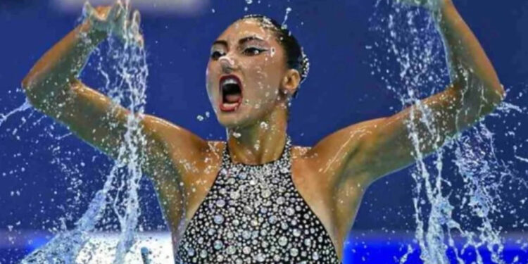 Ευαγγελία Πλατανιώτη: Η ζωή του χρυσού κopιτσιού της Ελλάδας που χορεύει στο νερό – Η καταγωγή, η τηλεόραση, η πρόταση γάμου