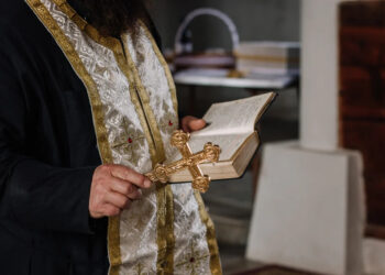 Χολαργός: Παπαδιά καταγγέλει τον 54χρονο ιερέα και σύζυγο της για ενδοοικογενειακή βία – Θύμα του και το 13χρονο παιδί τους