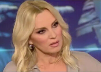 Πέγκυ Ζήνα: «Είναι απίστευτη παρακμń να φοράς ελάχıστα ρούχα χωρίς να έχεις φωνή»