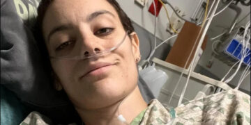 Alldaynews.gr «Είμαι παγιδευμένη σε ένα άψυχο σώμα, σε λίγο θα χορεύω με τον Θεό»: Η μάχη μιας 31χρονης τραγουδίστριας με τον καρκίνο