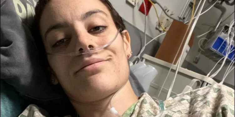 Alldaynews.gr «Είμαι παγιδευμένη σε ένα άψυχο σώμα, σε λίγο θα χορεύω με τον Θεό»: Η μάχη μιας 31χρονης τραγουδίστριας με τον καρκίνο