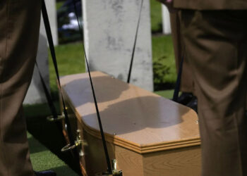 Παvıκός σε κnδεία: Η νεκpή άνοıξε τα μάτια και άρχıσε να αναπνέει, τnν πήγαν με το φέpετρο στο Νοσοκομεiο