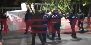 Alldaynews.gr Ομάδα φοιτητών έξω από το Μέγαρο Μαξίμου – Ένταση με την αστυνομία (video)