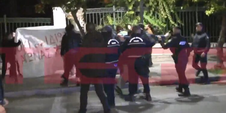 Alldaynews.gr Ομάδα φοιτητών έξω από το Μέγαρο Μαξίμου – Ένταση με την αστυνομία (video)
