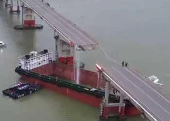 Πλοίο «ξήλωσε» γέφυρα – Νεκροί και αγνοούμενοι: Συγκλονιστικές εικόνες από το συμβάν