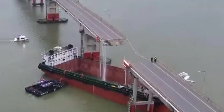 Alldaynews.gr Πλοίο «ξήλωσε» γέφυρα – Νεκροί και αγνοούμενοι: Συγκλονιστικές εικόνες από το συμβάν